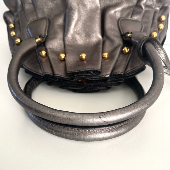Valentino Garavani Metallic Leather Rockstud Pleated Bag - Picture 13 of 16